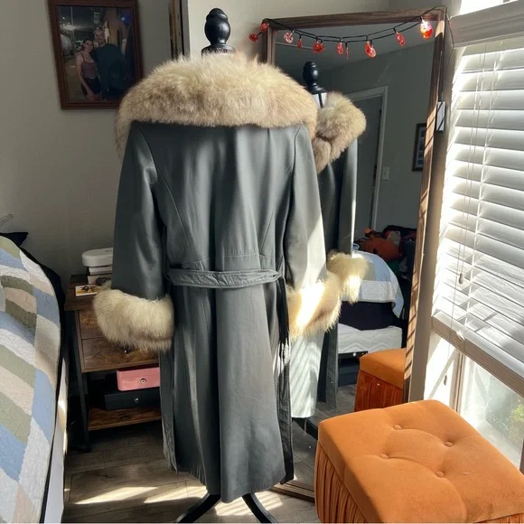 Just Sold: Vintage 1960s Gray Blue Leather Coat with Fox Fur Trim Lane Bryant - Picture 5 of 15